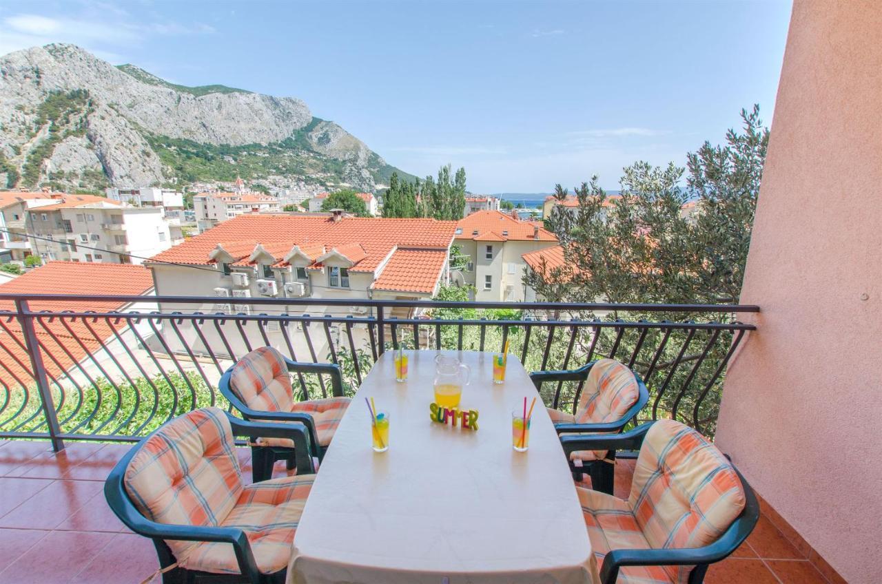 Apartments Zecic Omis Bagian luar foto